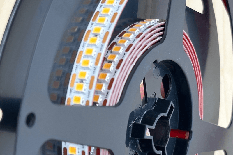 LED Streifen auf Rolle als flexible Lichtquelle für lineare Beleuchtung